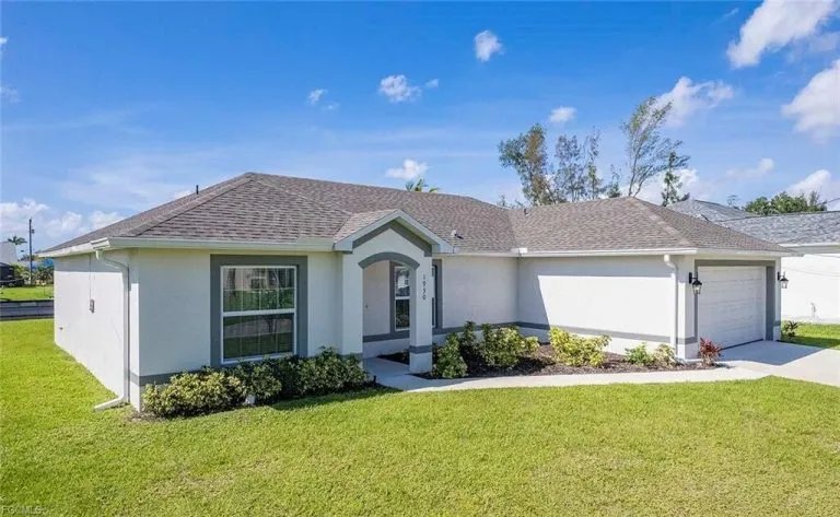 Immobilienangebot - Cape Coral - Alle - Stilvolles Einfamilienhaus in direkter Wasserlage – Moderner Wohnkomfort und entspannte Atmosphäre in Cape Coral!