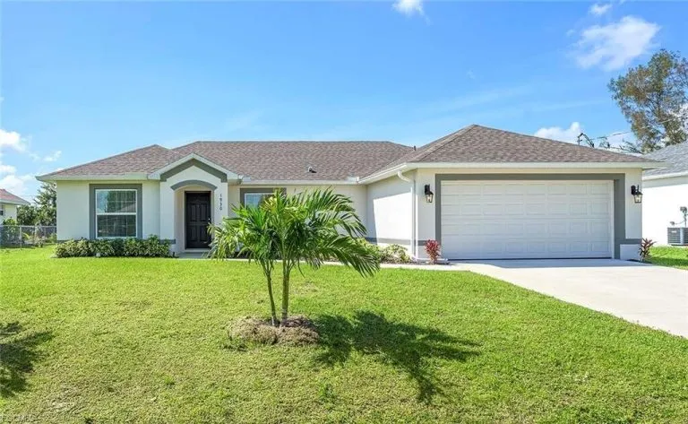 Immobilienangebot - Cape Coral - Alle - Stilvolles Einfamilienhaus in direkter Wasserlage – Moderner Wohnkomfort und entspannte Atmosphäre in Cape Coral!