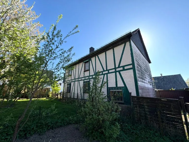 Immobilienangebot - Hamm/Sieg - Alle - Sanierungsbedürftiges Fachwerkhaus mit Stellplatz und reichlich Gestaltungspotenzial – ideal für den Handwerker!