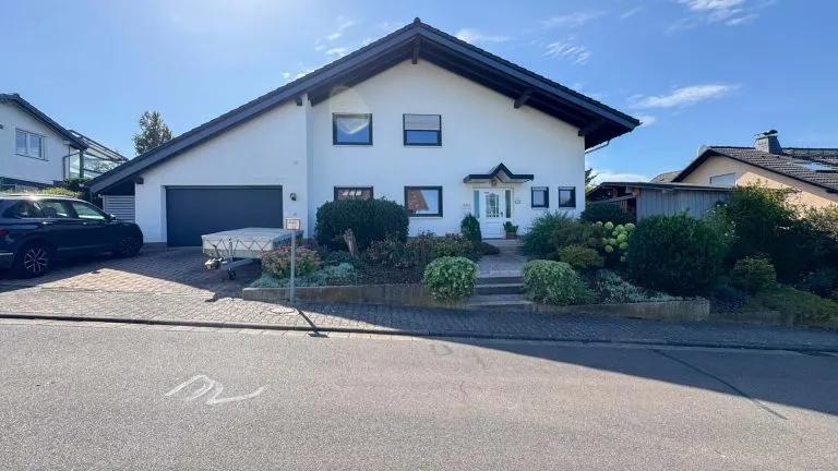 Immobilienangebot - Hünfelden - Alle - Saniertes und freistehendes Einfamilienhaus auf großem Grundstück in herrlicher Lage bei Limburg!