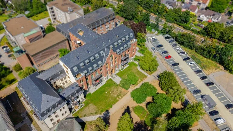 Immobilienangebot - Limburg an der Lahn - Alle - Kloster Marienborn-Freistehende hochwertige zwei Zimmerwohnung mit Balkon und Tiefgaragenstellplatz!