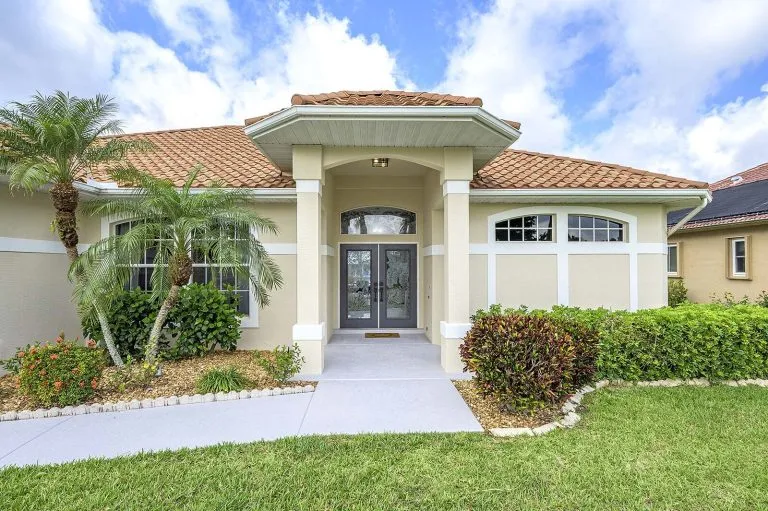 Immobilienangebot - Cape Coral - Alle - Moderne Villa mit Pool und Bootssteg 
in Top-Lage von Cape Coral