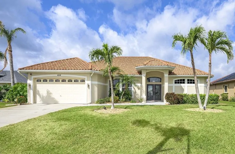 Immobilienangebot - Cape Coral - Alle - Moderne Villa mit Pool und Bootssteg 
in Top-Lage von Cape Coral