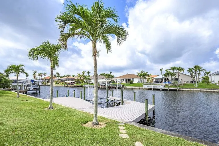 Immobilienangebot - Cape Coral - Alle - Moderne Villa mit Pool und Bootssteg 
in Top-Lage von Cape Coral