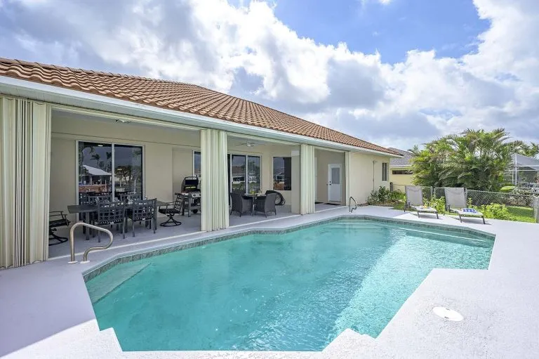Immobilienangebot - Cape Coral - Alle - Moderne Villa mit Pool und Bootssteg 
in Top-Lage von Cape Coral