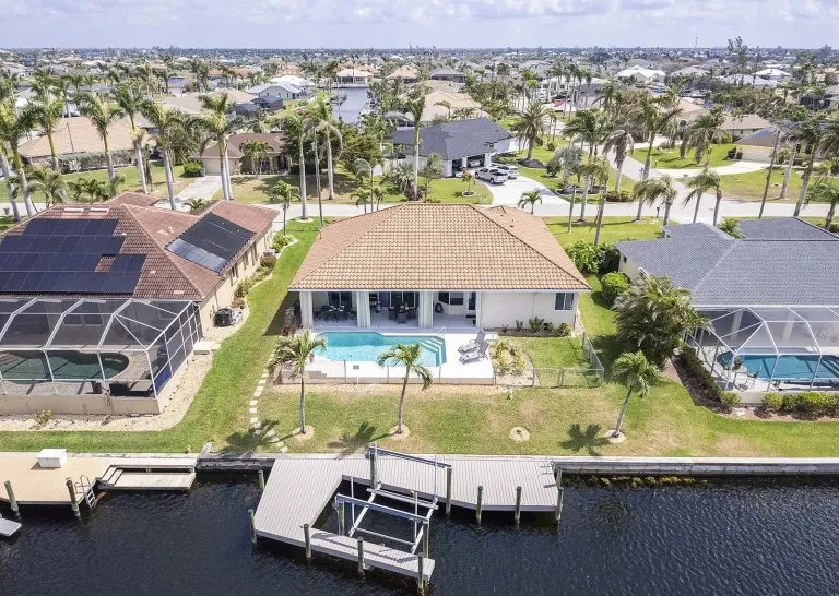 Immobilienangebot - Cape Coral - Alle - Moderne Villa mit Pool und Bootssteg 
in Top-Lage von Cape Coral