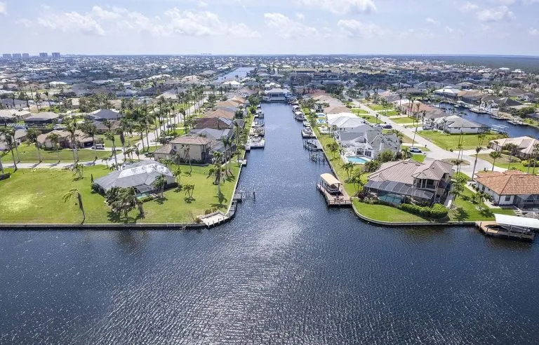 Immobilienangebot - Cape Coral - Alle - Moderne Villa mit Pool und Bootssteg 
in Top-Lage von Cape Coral