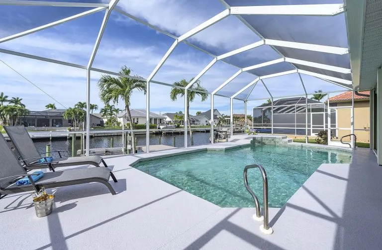Immobilienangebot - Cape Coral - Alle - Moderne Villa mit Pool und Bootssteg 
in Top-Lage von Cape Coral