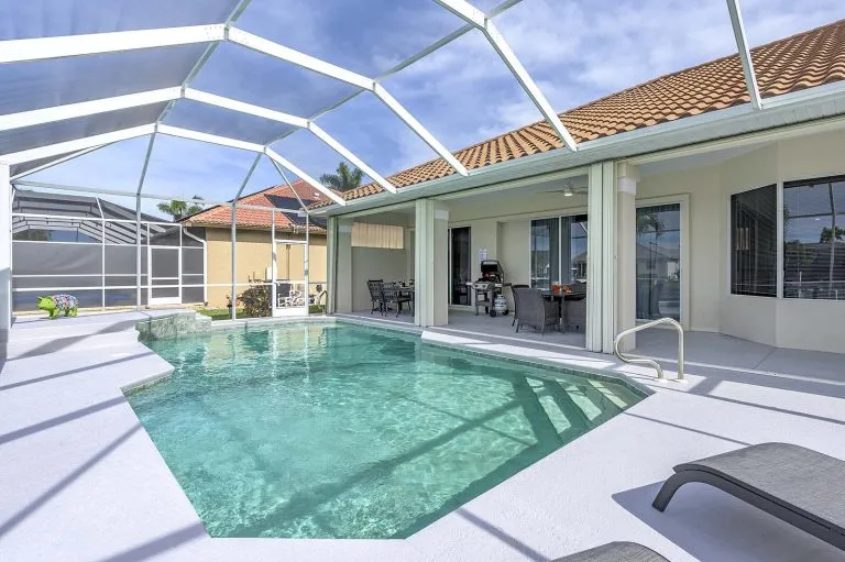Immobilienangebot - Cape Coral - Alle - Moderne Villa mit Pool und Bootssteg 
in Top-Lage von Cape Coral