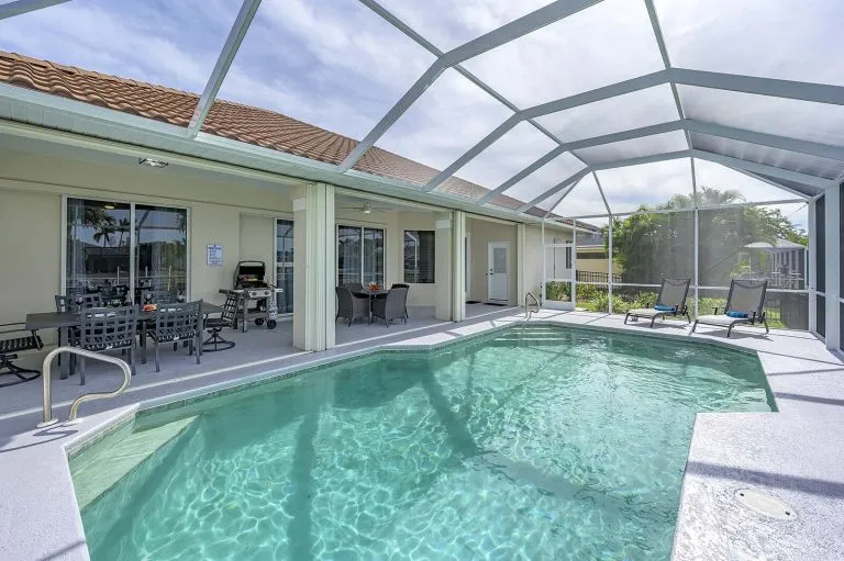 Immobilienangebot - Cape Coral - Alle - Moderne Villa mit Pool und Bootssteg 
in Top-Lage von Cape Coral