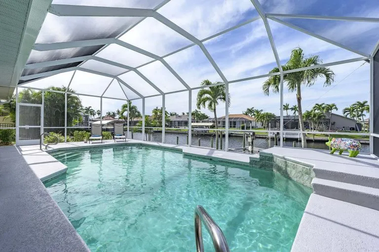 Immobilienangebot - Cape Coral - Alle - Moderne Villa mit Pool und Bootssteg 
in Top-Lage von Cape Coral