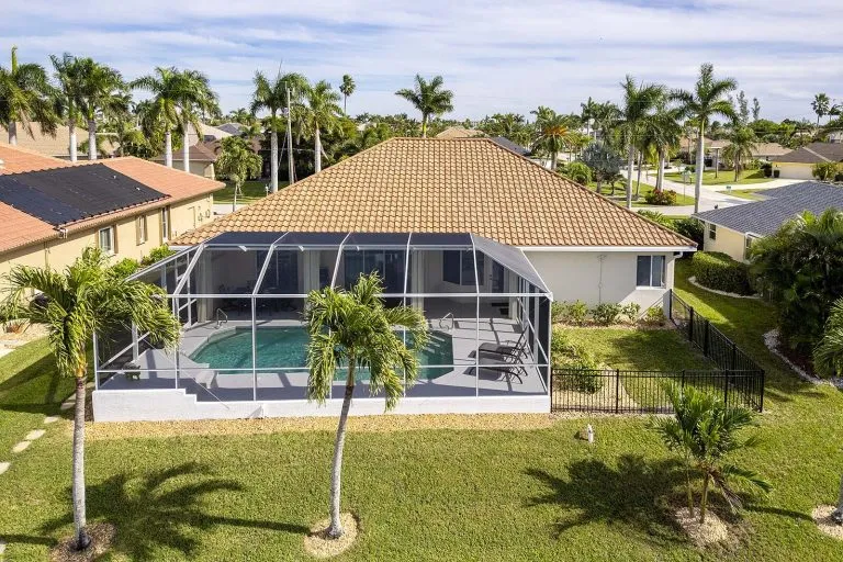 Immobilienangebot - Cape Coral - Alle - Moderne Villa mit Pool und Bootssteg 
in Top-Lage von Cape Coral