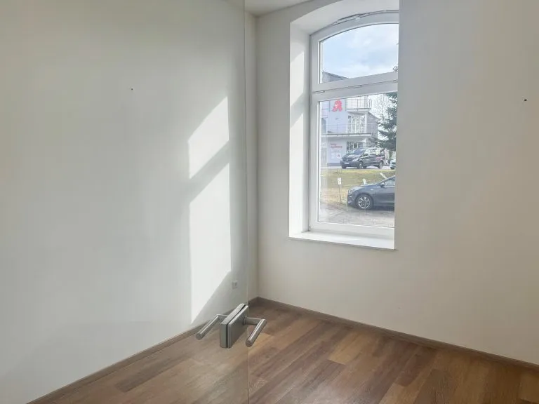 Immobilienangebot - Windeck / Schladern - Alle - Attraktive Praxis- oder Bürofläche im Erdgeschoss mit Stellplätzen und optionaler Lagerfläche!