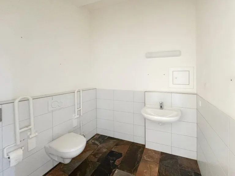 Immobilienangebot - Windeck / Schladern - Alle - Attraktive Praxis- oder Bürofläche im Erdgeschoss mit Stellplätzen und optionaler Lagerfläche!