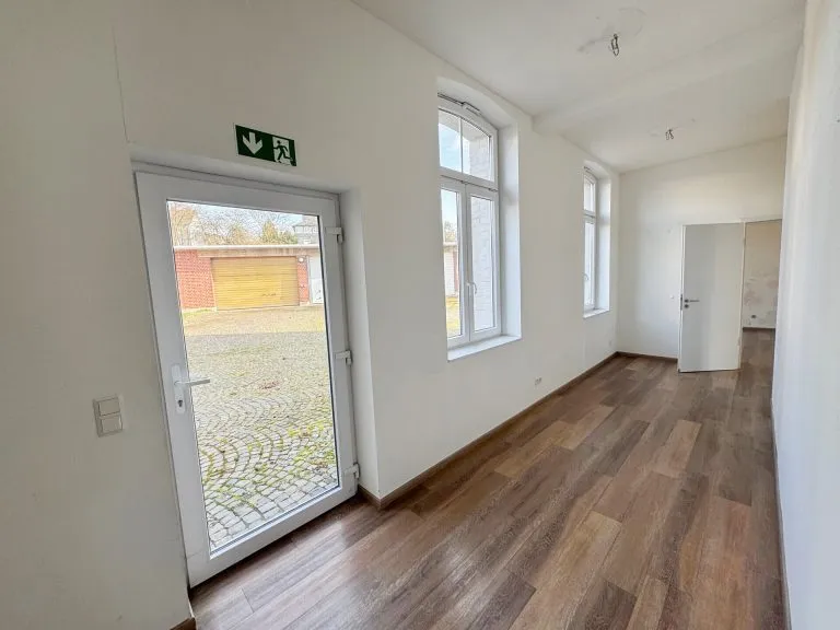 Immobilienangebot - Windeck / Schladern - Alle - Attraktive Praxis- oder Bürofläche im Erdgeschoss mit Stellplätzen und optionaler Lagerfläche!