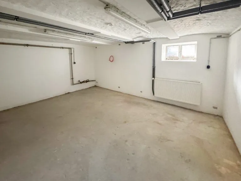 Immobilienangebot - Windeck / Schladern - Alle - Attraktive Praxis- oder Bürofläche im Erdgeschoss mit Stellplätzen und optionaler Lagerfläche!