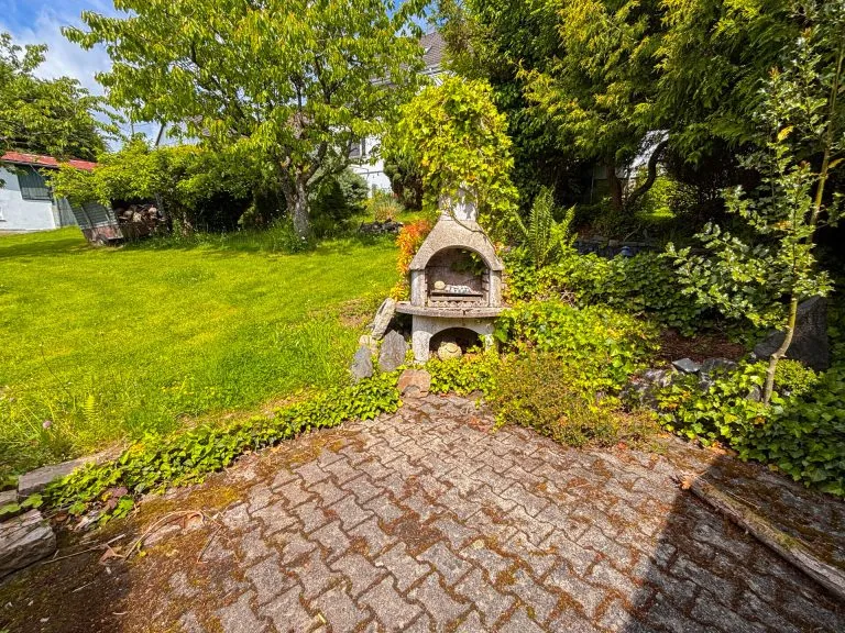 Immobilienangebot - Waldbröl - Alle - Gepflegtes Zweifamilienhaus mit vermieteter Wohneinheit und Entwicklungsmöglichkeit nahe Waldbröl!