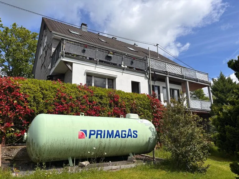 Immobilienangebot - Waldbröl - Alle - Gepflegtes Zweifamilienhaus mit vermieteter Wohneinheit und Entwicklungsmöglichkeit nahe Waldbröl!
