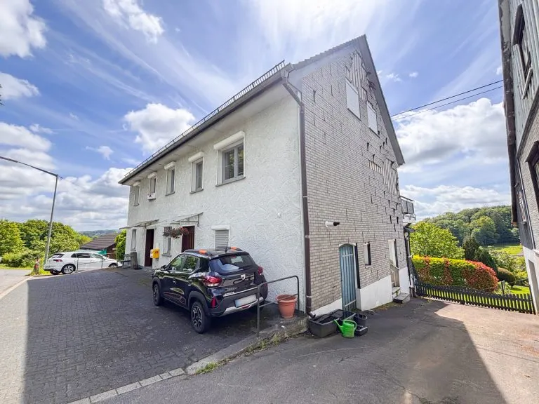 Immobilienangebot - Waldbröl - Alle - Gepflegtes Zweifamilienhaus mit vermieteter Wohneinheit und Entwicklungsmöglichkeit nahe Waldbröl!