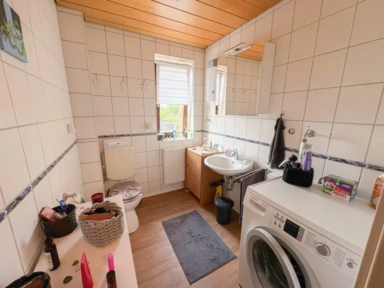 Immobilienangebot - Waldbröl - Alle - Gepflegtes Zweifamilienhaus mit vermieteter Wohneinheit und Entwicklungsmöglichkeit nahe Waldbröl!