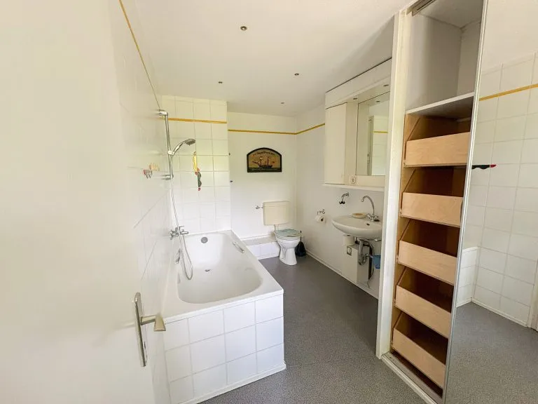 Immobilienangebot - Waldbröl - Alle - Gepflegtes Zweifamilienhaus mit vermieteter Wohneinheit und Entwicklungsmöglichkeit nahe Waldbröl!