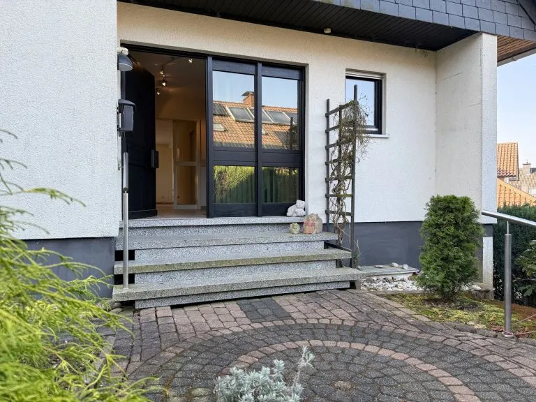 Immobilienangebot - Hachenburg - Alle - Traumlage am Waldrand von Hachenburg - Gepflegtes EFH mit ELW, Fernsicht und Schlossblick!
