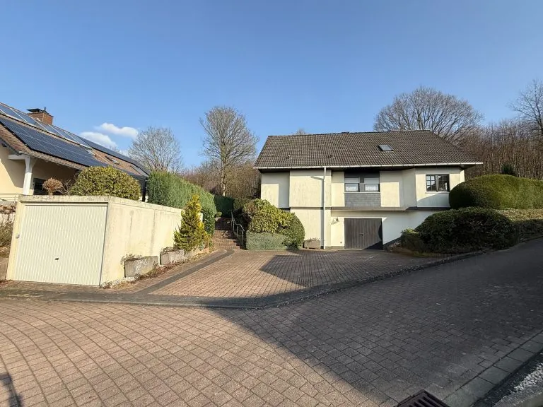 Immobilienangebot - Hachenburg - Alle - Traumlage am Waldrand von Hachenburg - Gepflegtes EFH mit ELW, Fernsicht und Schlossblick!