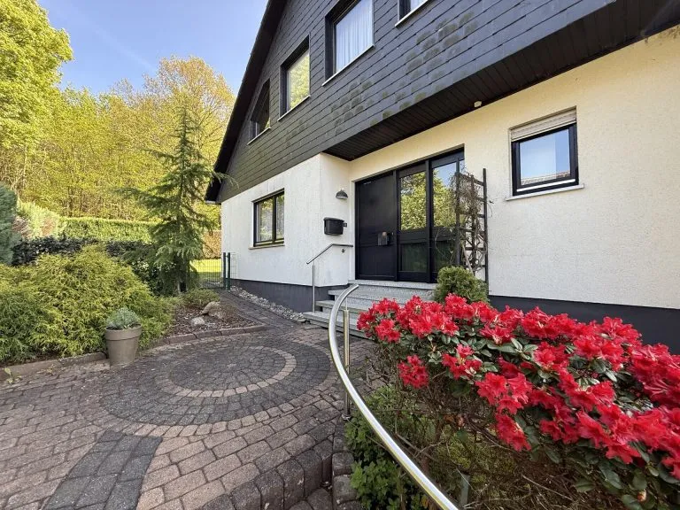 Immobilienangebot - Hachenburg - Alle - Traumlage am Waldrand von Hachenburg - Gepflegtes EFH mit ELW, Fernsicht und Schlossblick!