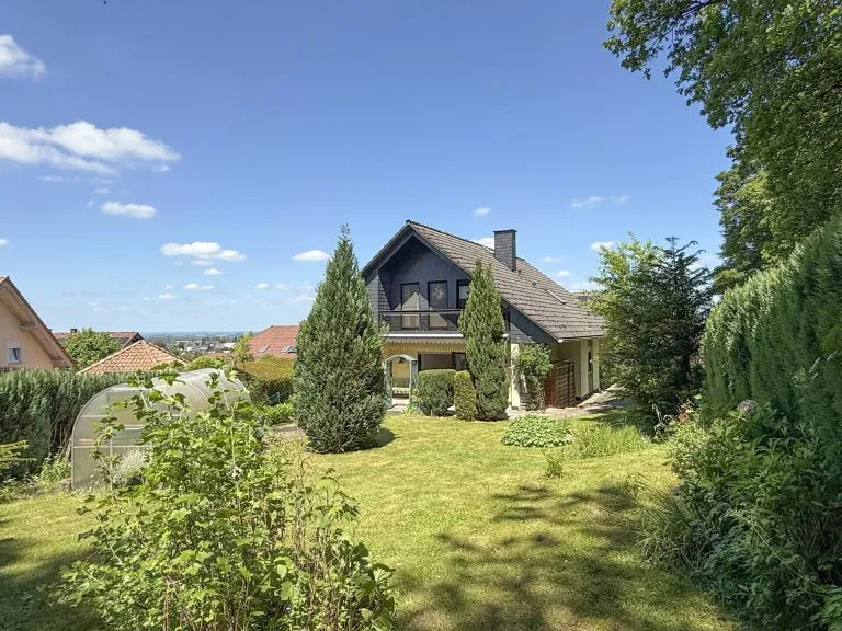 Immobilienangebot - Hachenburg - Alle - Traumlage am Waldrand von Hachenburg - Gepflegtes EFH mit ELW, Fernsicht und Schlossblick!