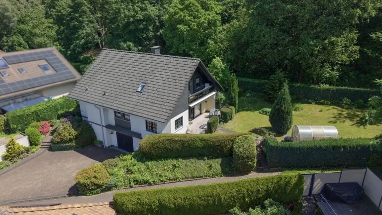 Immobilienangebot - Hachenburg - Alle - Traumlage am Waldrand von Hachenburg - Gepflegtes EFH mit ELW, Fernsicht und Schlossblick!