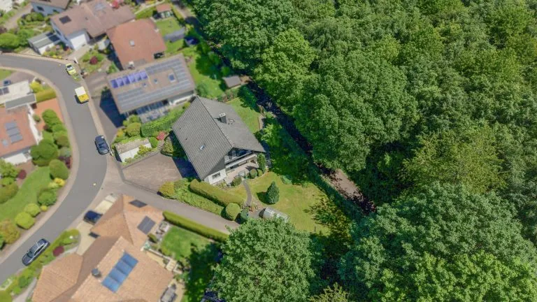 Immobilienangebot - Hachenburg - Alle - Traumlage am Waldrand von Hachenburg - Gepflegtes EFH mit ELW, Fernsicht und Schlossblick!
