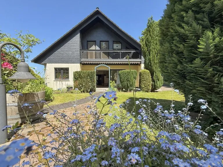 Immobilienangebot - Hachenburg - Alle - Traumlage am Waldrand von Hachenburg - Gepflegtes EFH mit ELW, Fernsicht und Schlossblick!