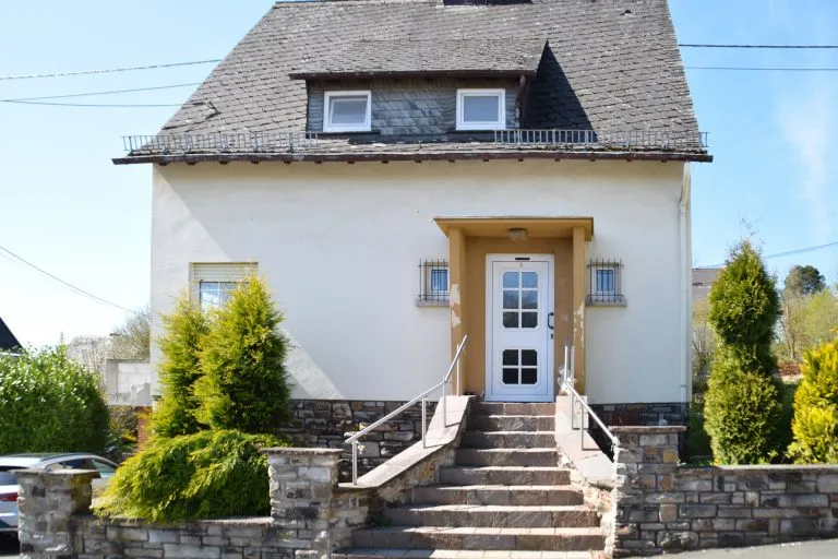 Immobilienangebot - Ransbach-Baumbach - Alle - Einfamilienhaus mit großem Grundstück (713 m²) in begehrter Lage von Ransbach-Baumbach!