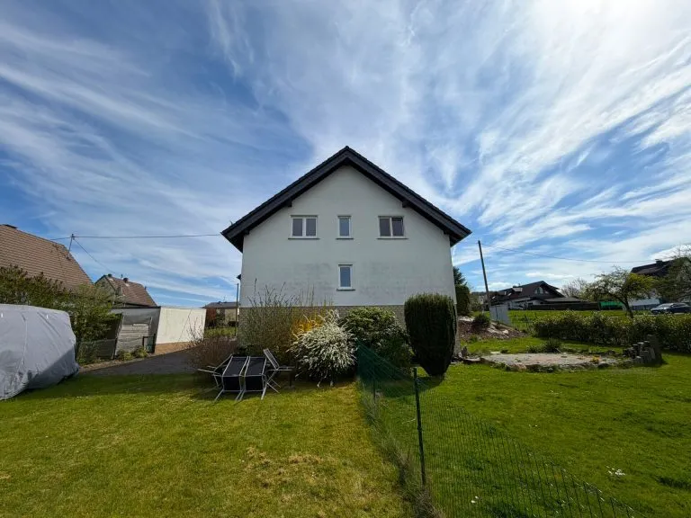 Immobilienangebot - Wissen VG - Alle - Vermietetes Zweifamilienhaus mit Garage in idyllischer Höhenlage nähe Wissen-Zentrum!