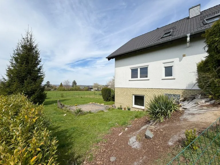 Immobilienangebot - Wissen VG - Alle - Vermietetes Zweifamilienhaus mit Garage in idyllischer Höhenlage nähe Wissen-Zentrum!