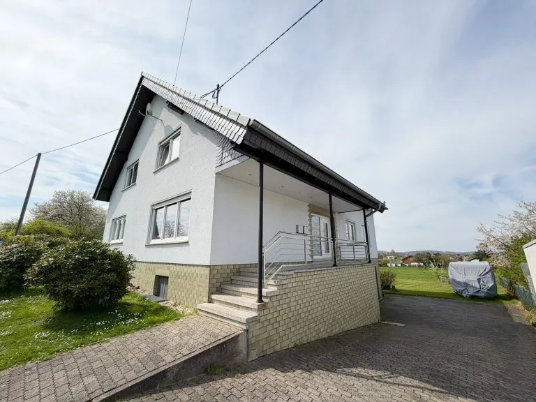 Immobilienangebot - Wissen VG - Alle - Vermietetes Zweifamilienhaus mit Garage in idyllischer Höhenlage nähe Wissen-Zentrum!