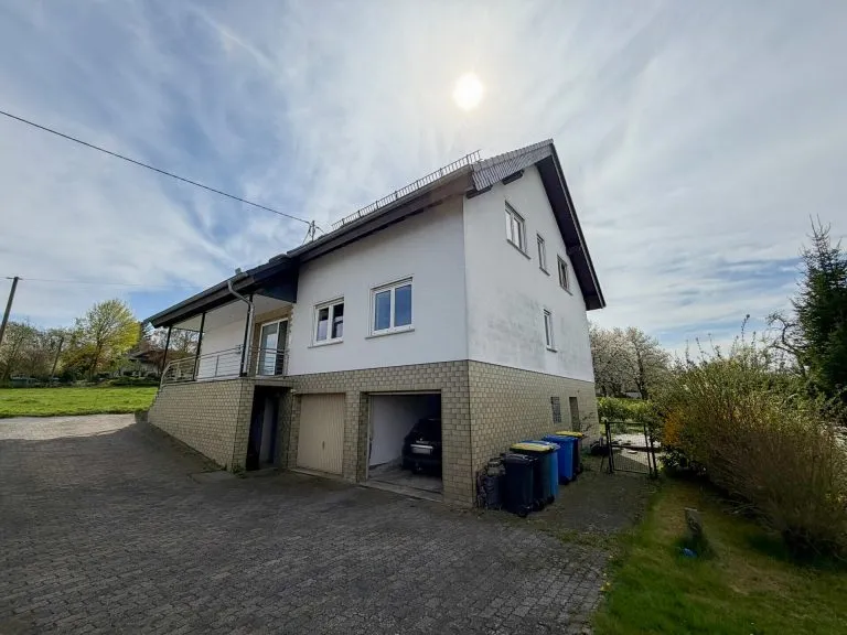 Immobilienangebot - Wissen VG - Alle - Vermietetes Zweifamilienhaus mit Garage in idyllischer Höhenlage nähe Wissen-Zentrum!