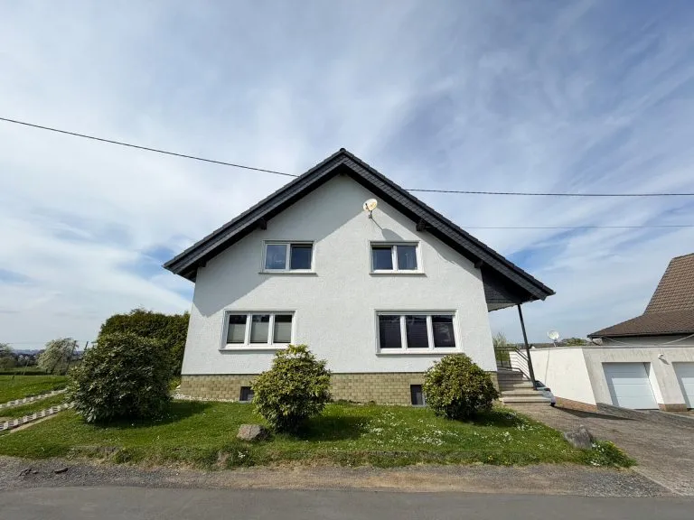 Immobilienangebot - Wissen VG - Alle - Vermietetes Zweifamilienhaus mit Garage in idyllischer Höhenlage nähe Wissen-Zentrum!