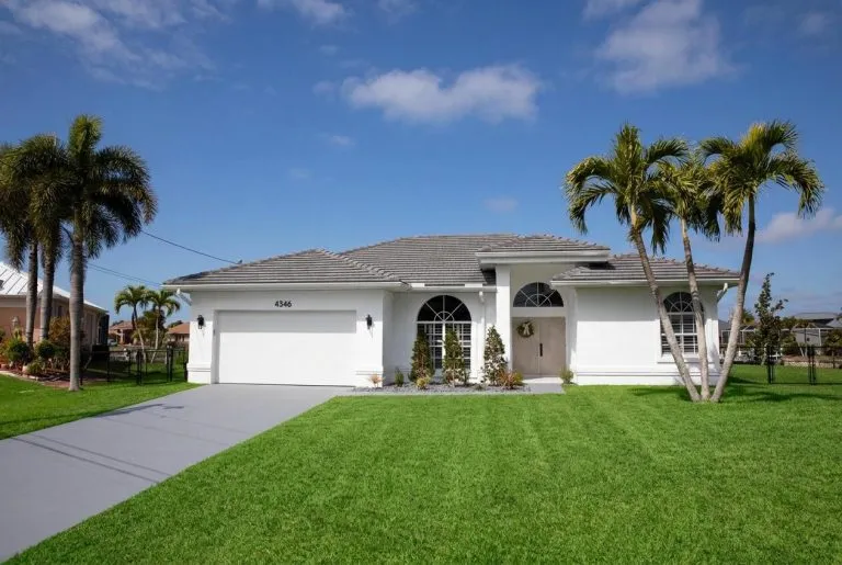 Immobilienangebot - Cape Coral - Alle - Moderne Residenz mit Pool im Südwesten 
von Cape Coral auf einzigartigem Grundstück!