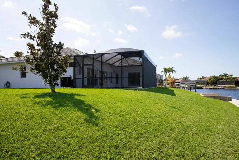 Immobilienangebot - Cape Coral - Alle - Moderne Residenz mit Pool im Südwesten 
von Cape Coral auf einzigartigem Grundstück!