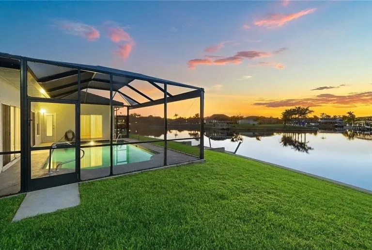 Immobilienangebot - Cape Coral - Alle - Moderne Residenz mit Pool im Südwesten 
von Cape Coral auf einzigartigem Grundstück!