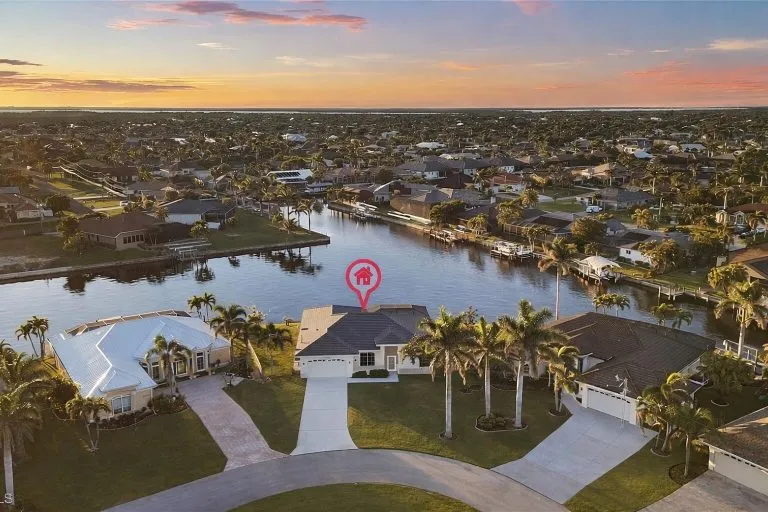 Immobilienangebot - Cape Coral - Alle - Moderne Residenz mit Pool im Südwesten 
von Cape Coral auf einzigartigem Grundstück!