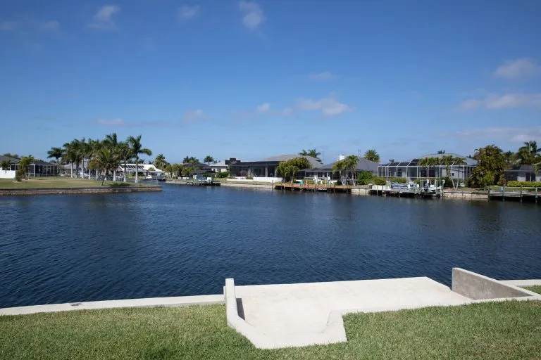 Immobilienangebot - Cape Coral - Alle - Moderne Residenz mit Pool im Südwesten 
von Cape Coral auf einzigartigem Grundstück!