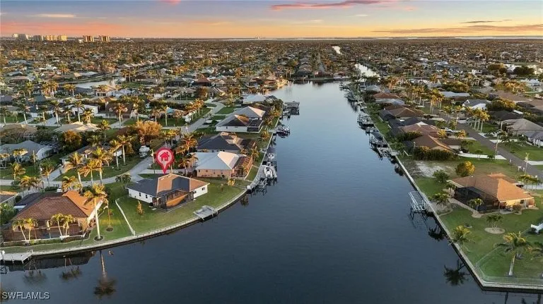 Immobilienangebot - Cape Coral - Alle - Moderne Residenz mit Pool im Südwesten 
von Cape Coral auf einzigartigem Grundstück!