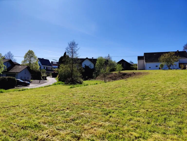 Immobilienangebot - Altenkirchen VG - Alle - Sanierungsbedürftiges Einfamilienhaus mit großem Grundstück in Ortsrandlage!
