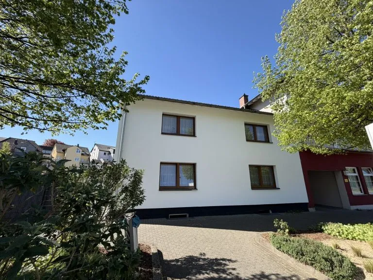 Immobilienangebot - Wissen - Alle - Sorgenfreies Wohnen auf modernstem Stand – mit autarker Halle zur freien Nutzung in zentraler Lage von Wissen!