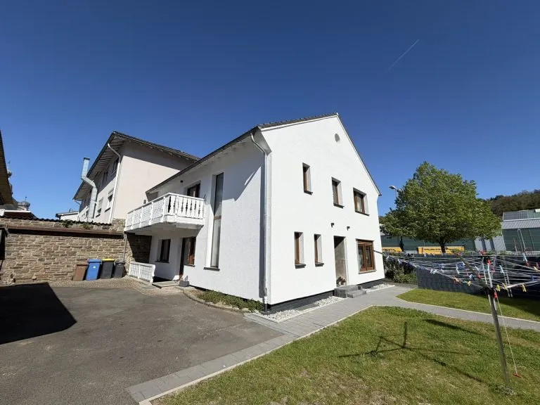 Immobilienangebot - Wissen - Alle - Sorgenfreies Wohnen auf modernstem Stand – mit autarker Halle zur freien Nutzung in zentraler Lage von Wissen!