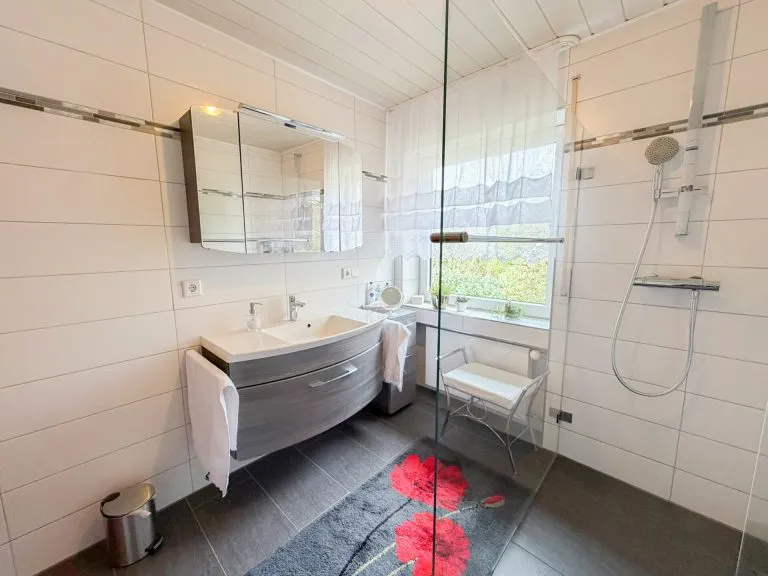 Immobilienangebot - Etzbach - Alle - Gepflegtes Einfamilienhaus mit Einliegerwohnung (vermietet) und tollem Garten - nahe Hamm/Sieg!