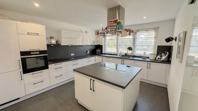 Immobilienangebot - Niedererbach - Alle - Exklusives Wohnhaus mit Einliegerwohnung und großem Garten in traumhafter Lage vor Limburg!