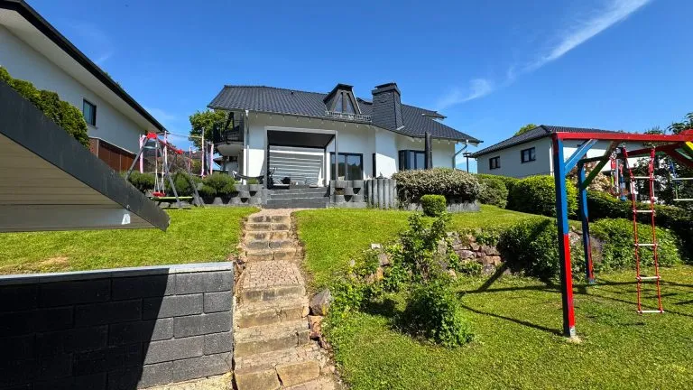 Immobilienangebot - Niedererbach - Alle - Exklusives Wohnhaus mit Einliegerwohnung und großem Garten in traumhafter Lage vor Limburg!